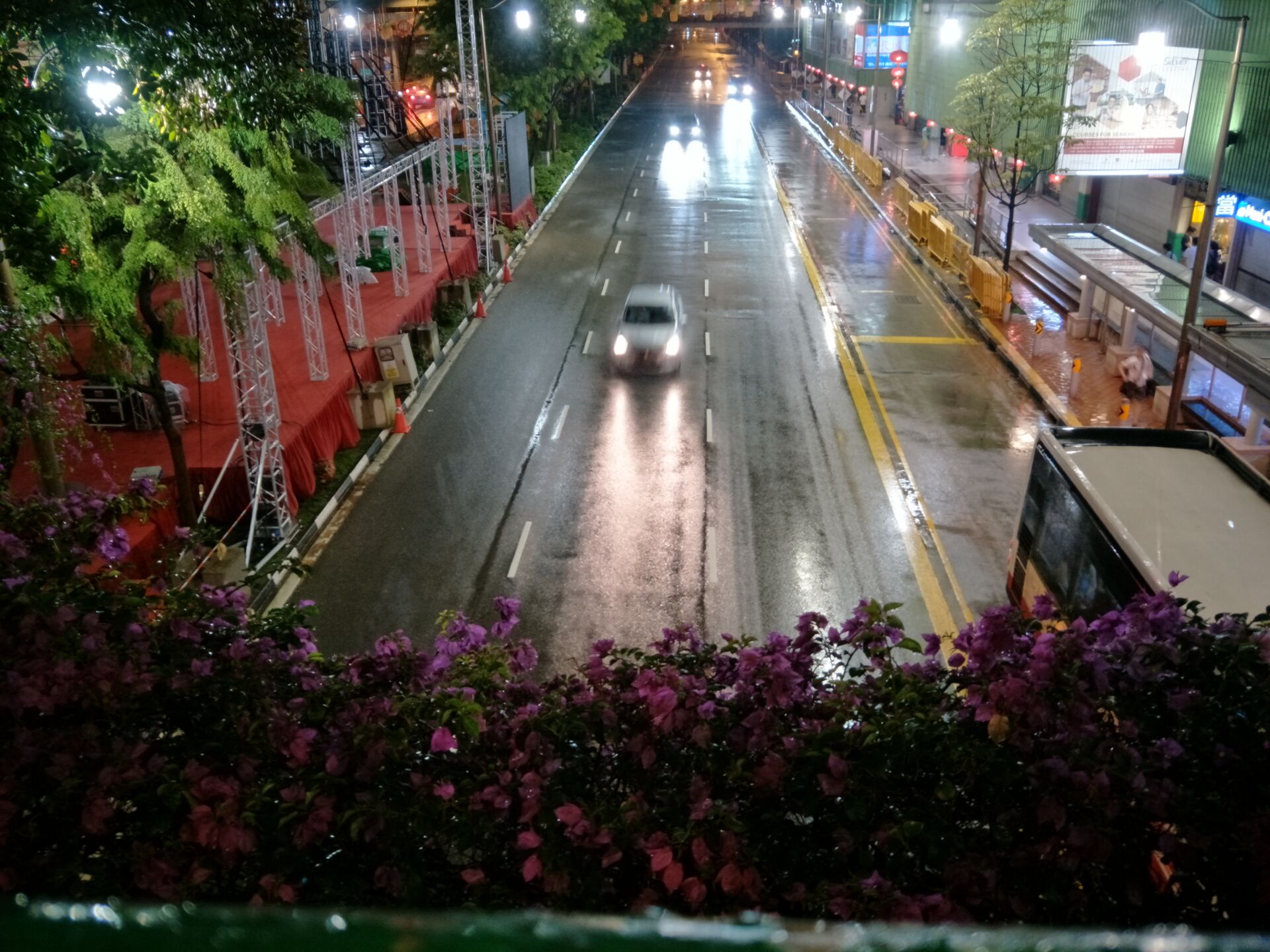 下雨湿润的街道