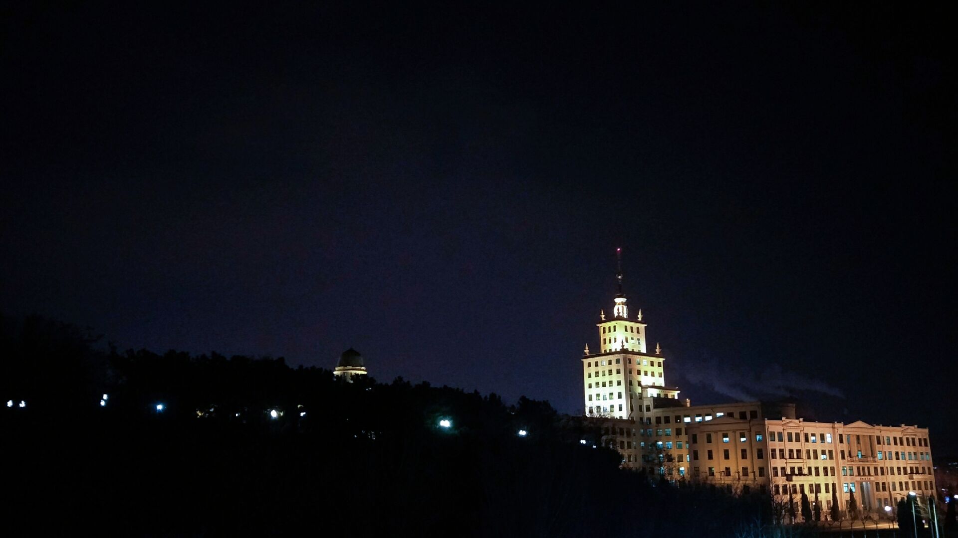 学苑二楼视角的主楼夜景