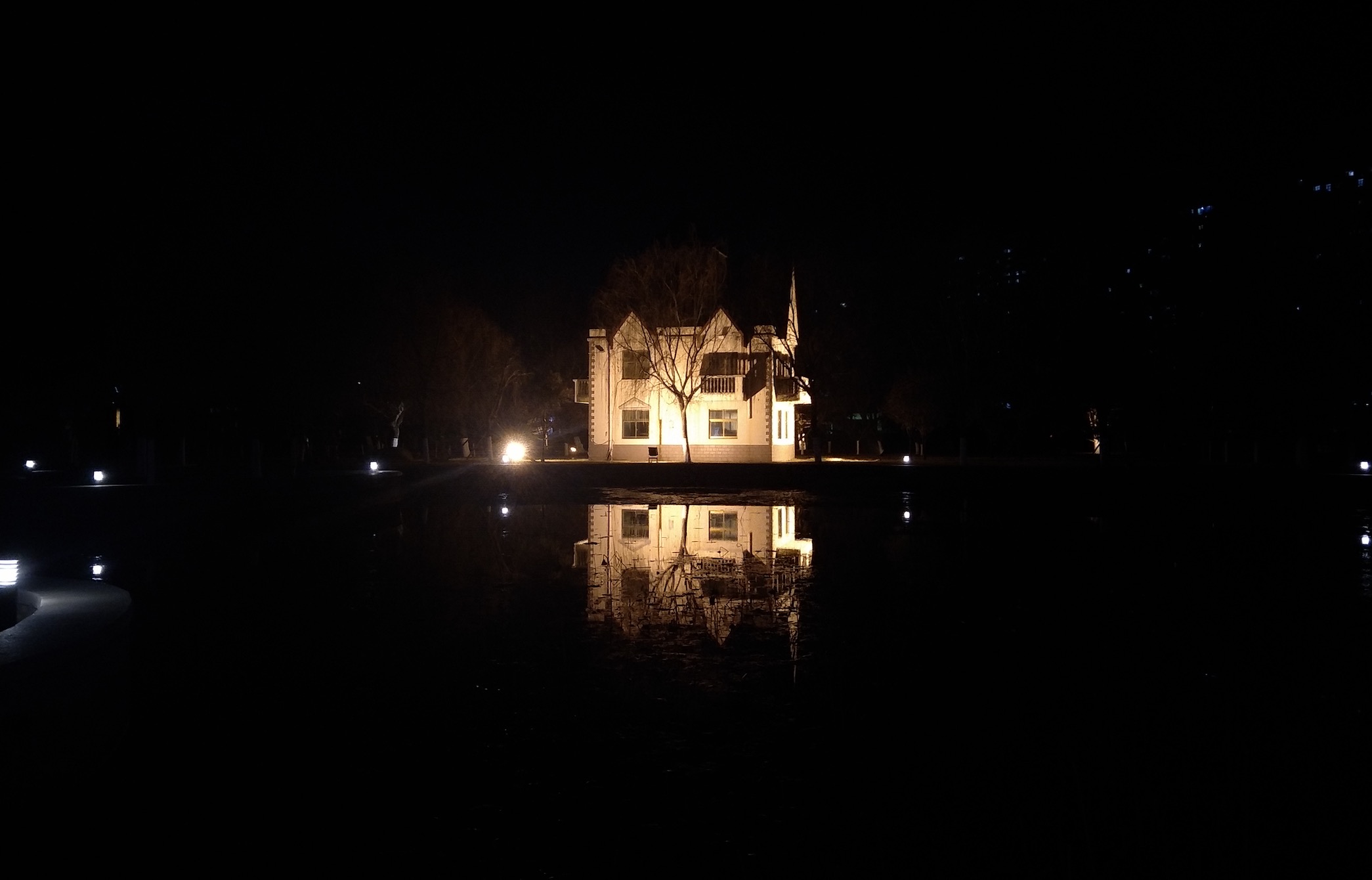 哈威日月湖夜景